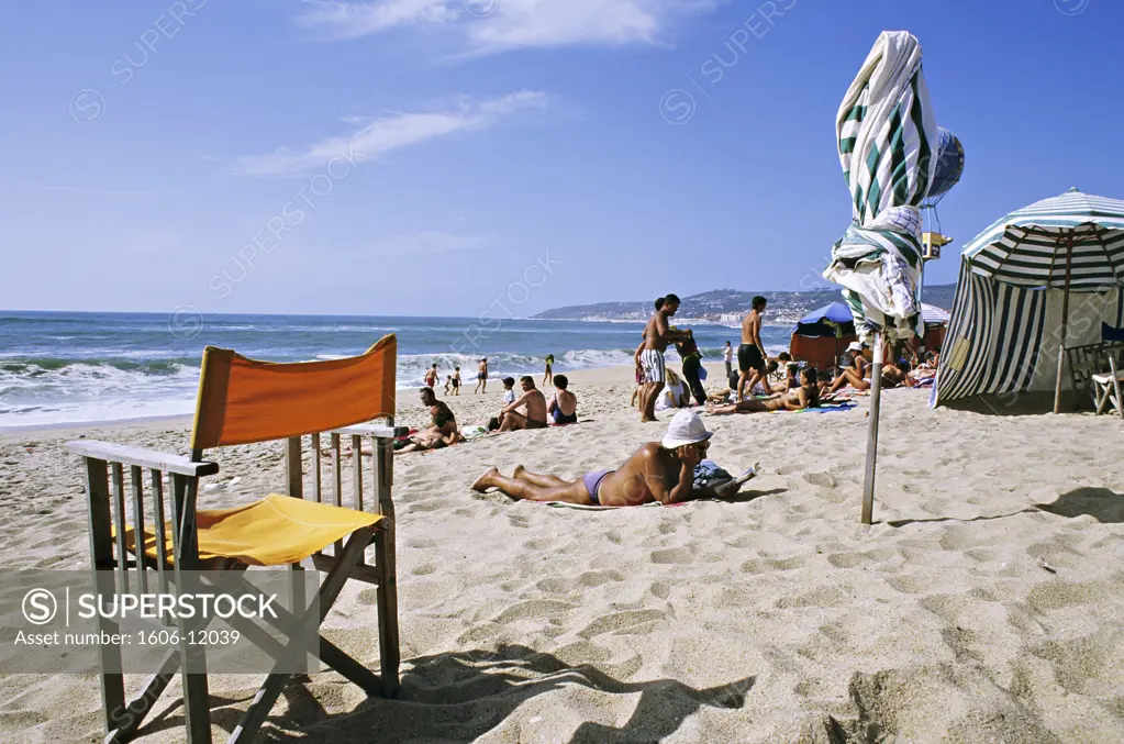 Portugal, Figueira da Foz, people on beach