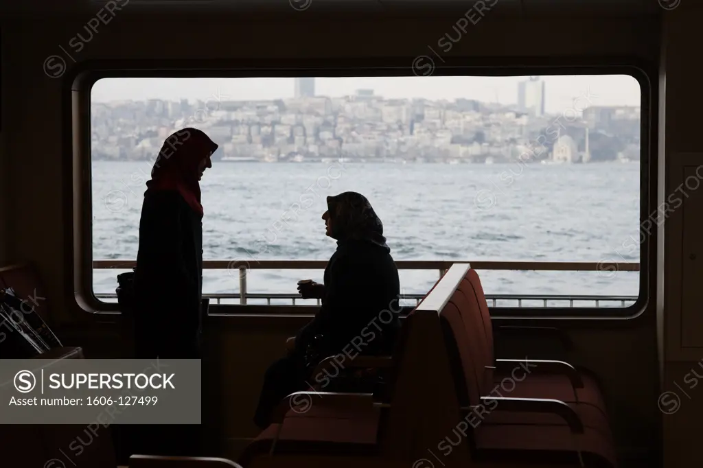 Turquie, Istanbul, Women wearing islamic veil in a boat on the Bosphorus strait Vietnam.