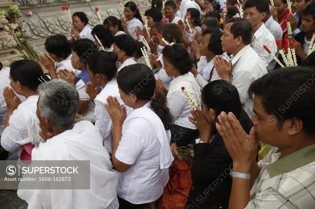 Temple celebration on Meak Bochea (Makha Bucha) holiday . Udong. Cambodia. (Udong, Cambodge)