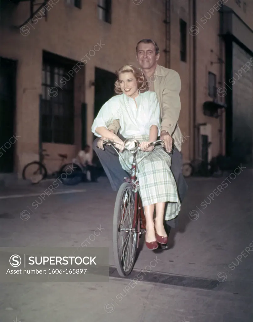 On the set, Grace kelly and James Stewart , Rear Window , 1954 réalisé par Alfred Hitchcock Paramount Pictures