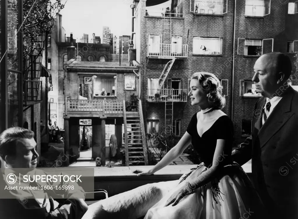 On the set, Grace Kelly between James Stewart and Alfred Hitchcock , Rear Window , 1954 réalisé par Alfred Hitchcock Paramount Pictures