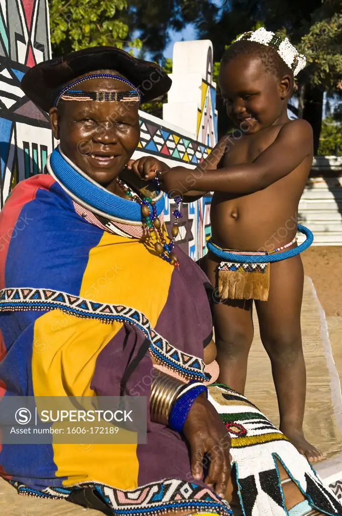 Africa, South Africa, Mpumalanga Province, KwaNdebele, Ndebele tribe, Mabhoko village, the artist Francina Mbonani with her grand son Sanelisiwe