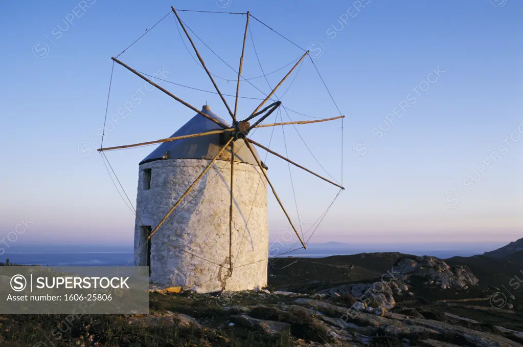 Grèce, Cyclades, Amorgos, Chora, moulin à vent en bord de mer, lumière du soir, ciel bleu