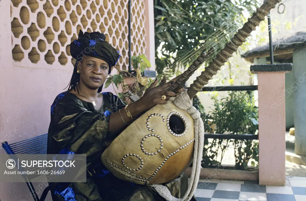 Mali, Griot woman posing with kora instrument