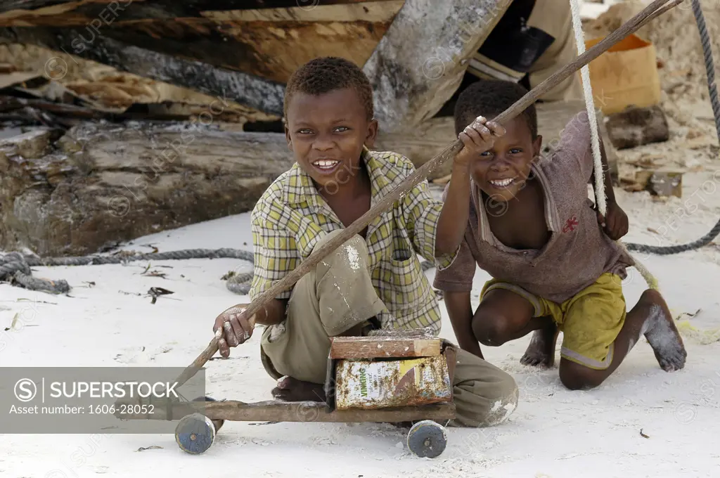 IN*Tanzanie, Zanzibar, Matemwe, deux jeunes garçons posant avec jouet sur plage