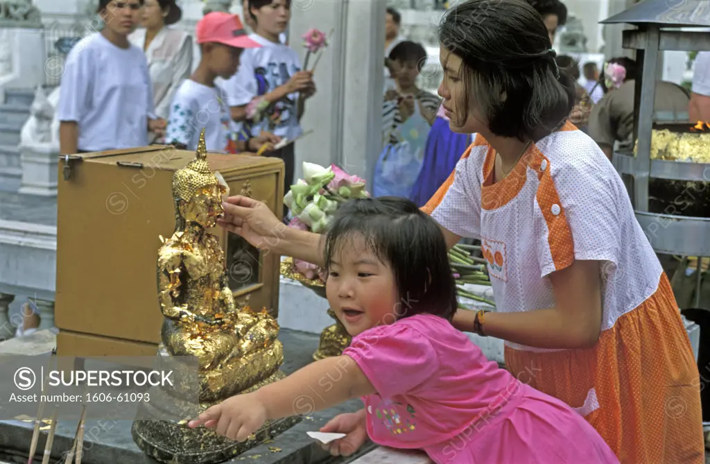 Thaïland, Bangkok, offerings to Buddha