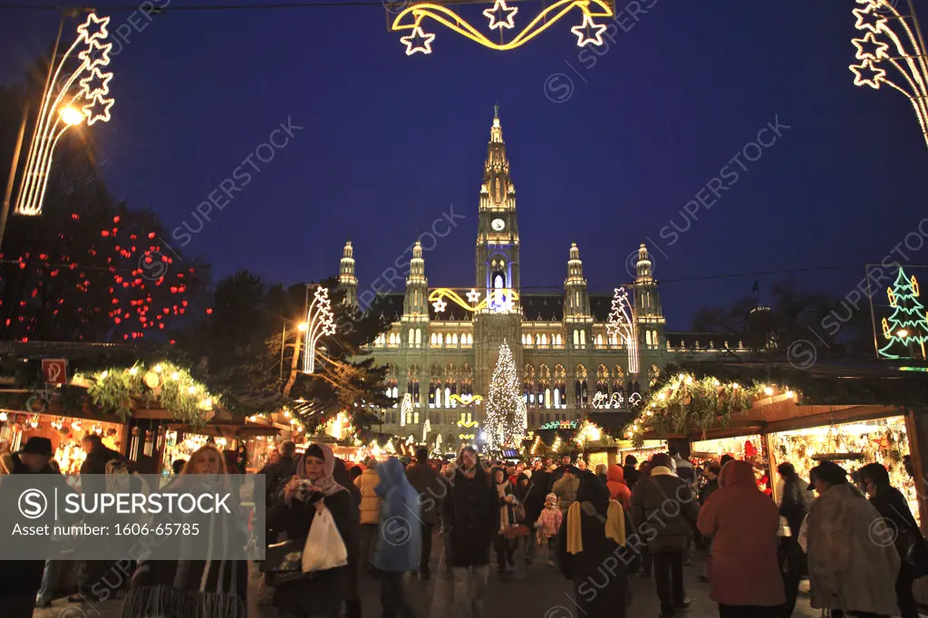 Austria, Wien, the famous Christkindlmarkt, Christmas market in front of the Rathaus (City hall)
