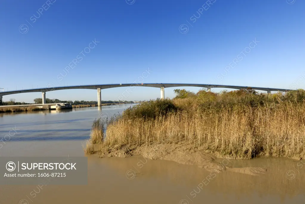 France, Poitou-Charentes, Charente-Maritime, Rochefort, viaduct over river Charente