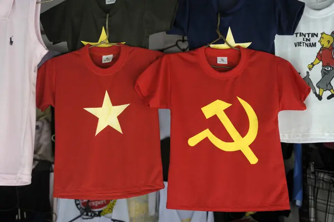 Asia, Southeast Asia, Vietnam, Centre region, Hoi An, t-shirts with the flag of Vietnam and Communism