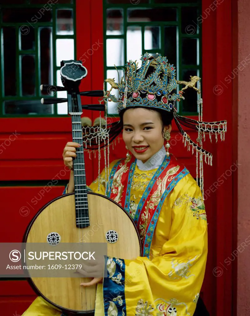 Three deals stringed lute