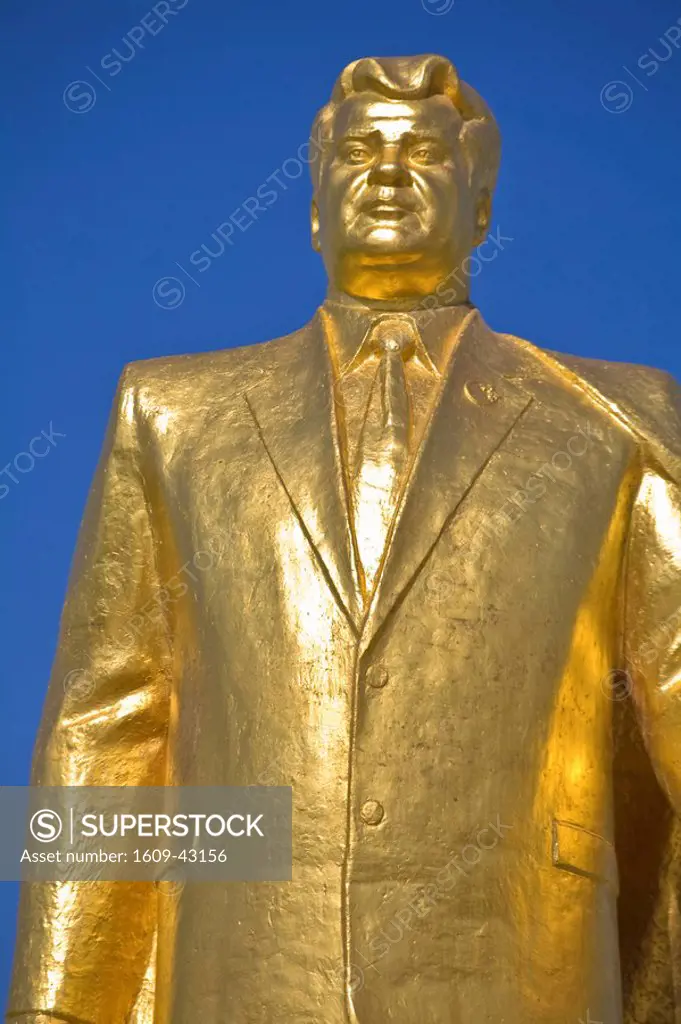 Turkmenistan, Ashgabat, Ashkhabad, gold statue of former presedent for life Saparmurat Niyazov _ Turkmenbashi