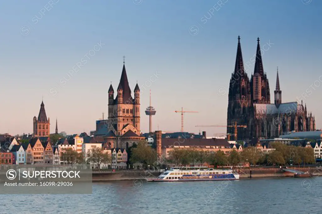 Germany, Nordrhein-Westfalen, Cologne, Gross-St. Martin Church and Cologne Cathedral