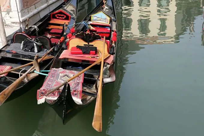 Boats loaded with luggage