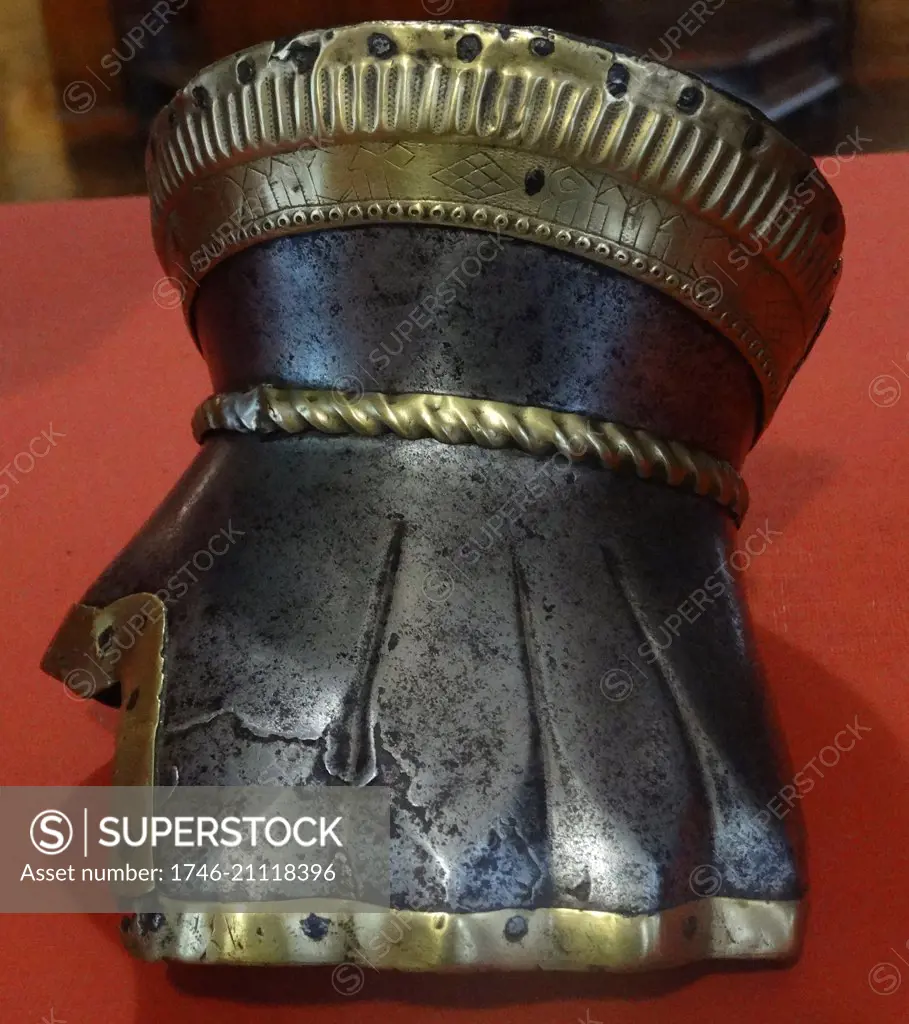 Steel and brass gauntlet. Northern Italy. Dated 14th Century