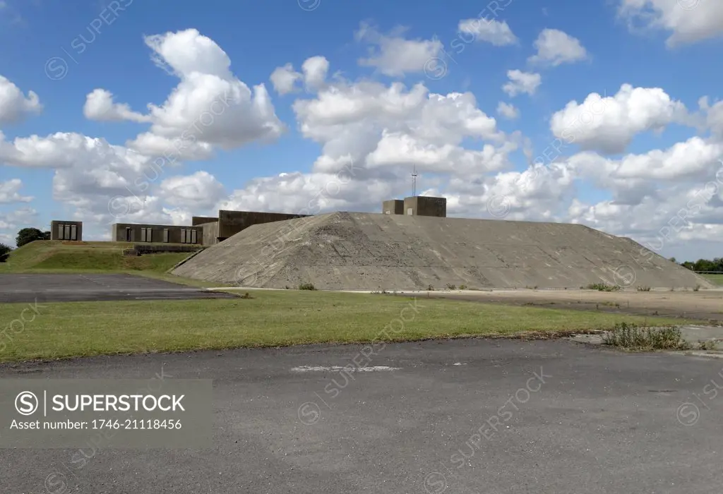 Exterior of disused hanger at the RAF Upper Heyford Base, used by the United States Air Force Strategic Air Command (SAC) strategic bombers and later United States Air Forces In Europe (USAFE) tactical reconnaissance. Dated 2015