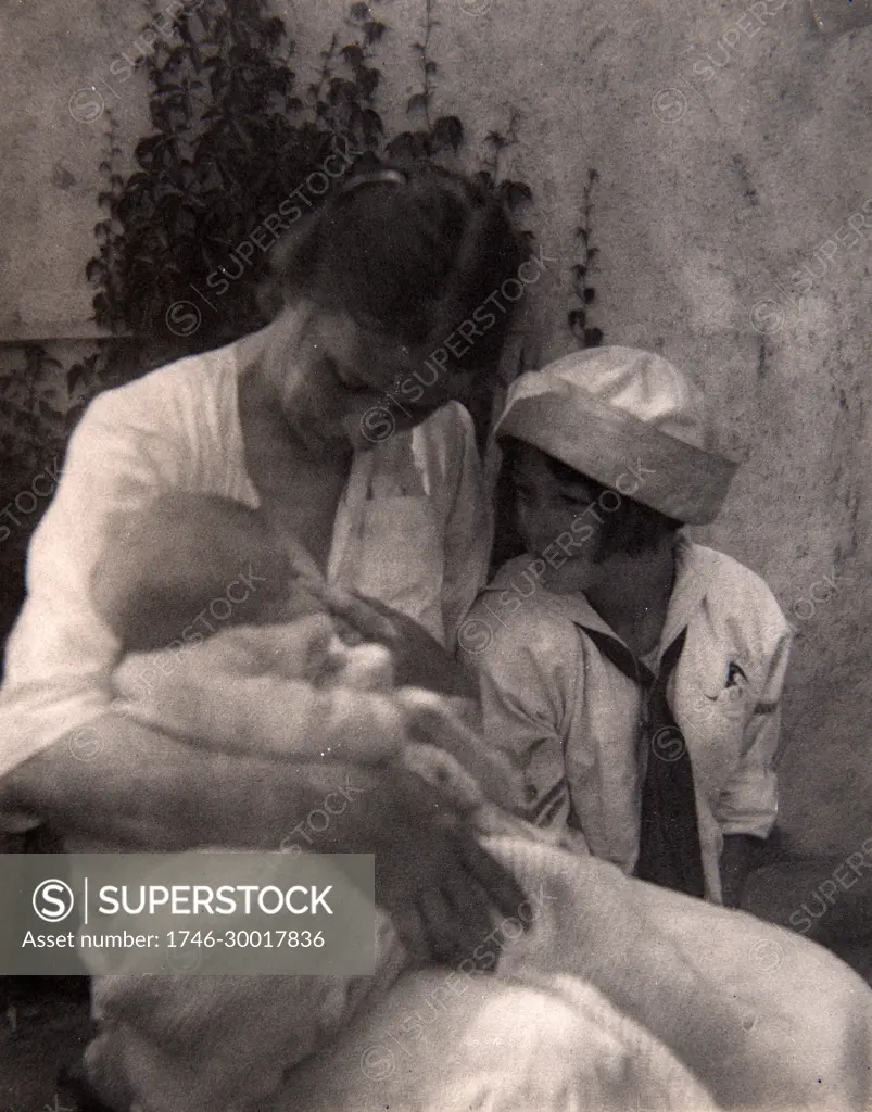 Beatrice Baxter Ruyl seated holding Barbara Ruyl next to Ruth