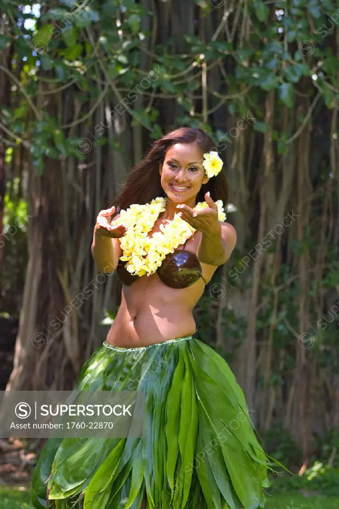 coconut-bra  Hawaiian woman, Coconut bra, Polynesian girls