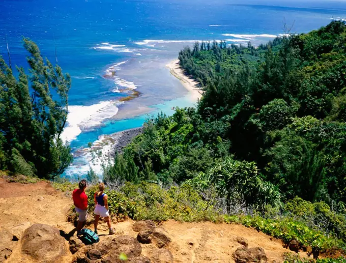 Hawaii, Kauai, North shore, couple at overlook to Ke´e Beach