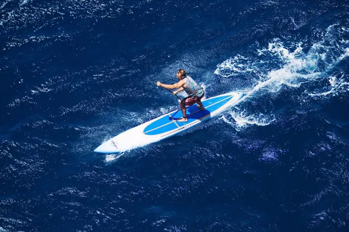 Hawaii, Maui, North Shore, Mark Raaphorst stand up paddling.