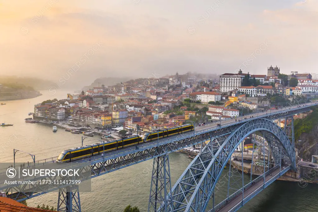 Ponte Dom Luís I spanning Douro River, Porto, Portugal