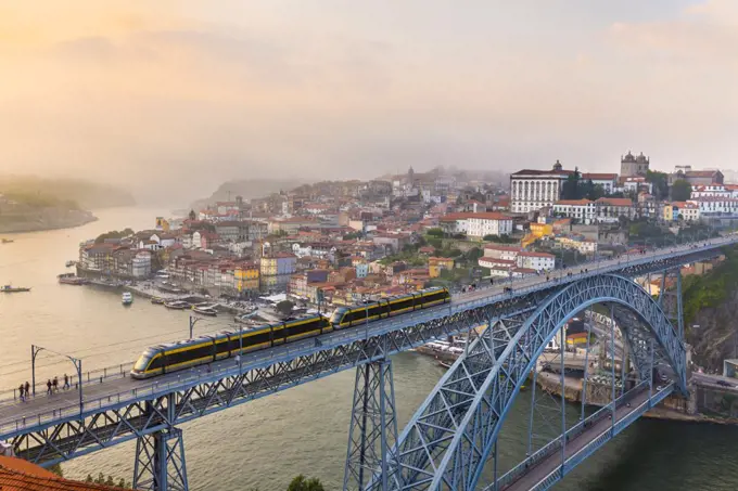 Ponte Dom Luís I spanning Douro River, Porto, Portugal