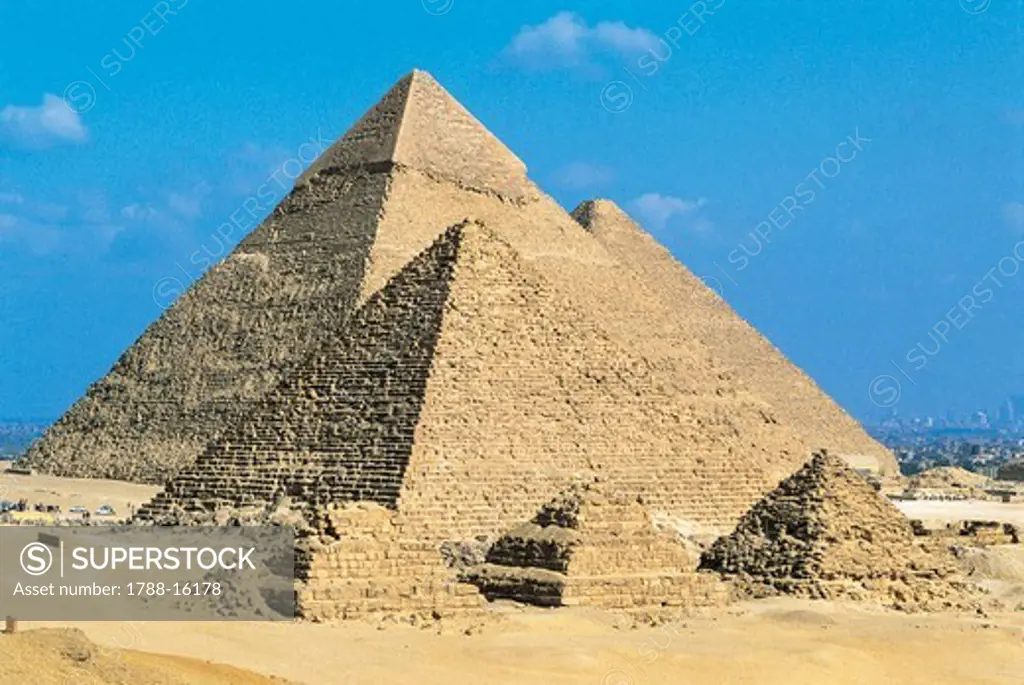 Egypt, Cairo, Ancient Memphis, Pyramids at Giza, Pyramid of Khafre (Chephren), enkaure (Mykerinus) and Khufu (Cheops)