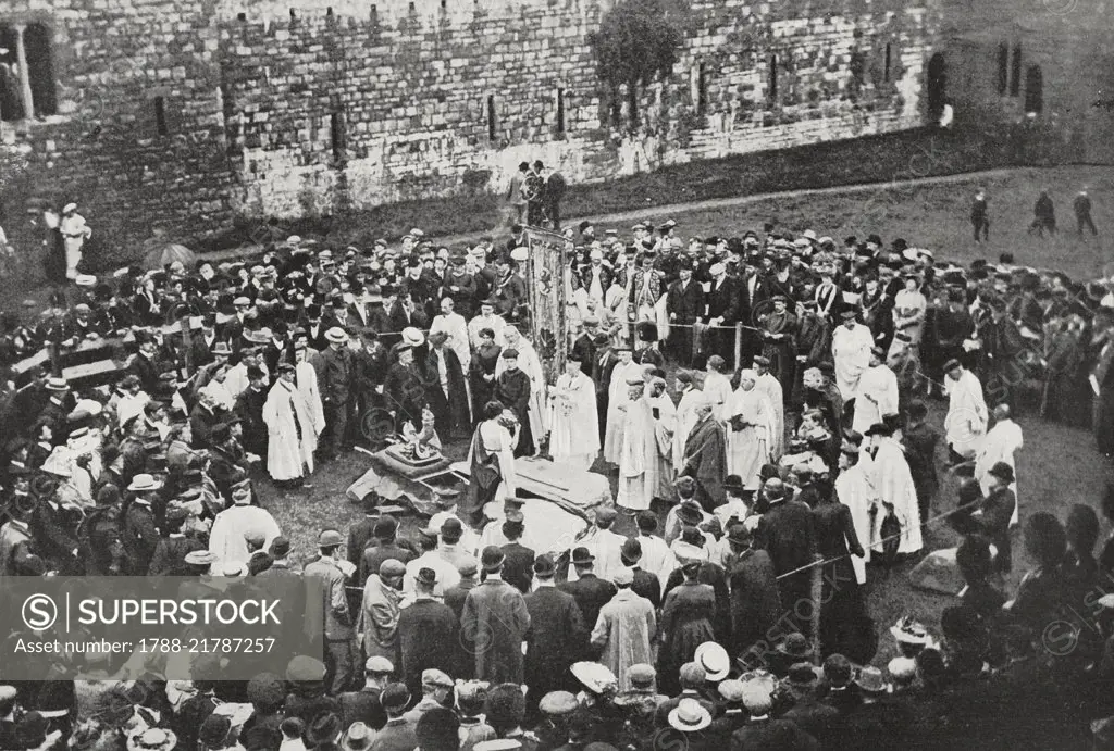 Investiture ceremony of the new Archdruid, Reverend Rees, Eisteddfod festival in Carnarvon, Wales, United Kingdom, photograph by Halftones, from L'Illustrazione Italiana, Year XXXIII, No 35, September 2, 1906.