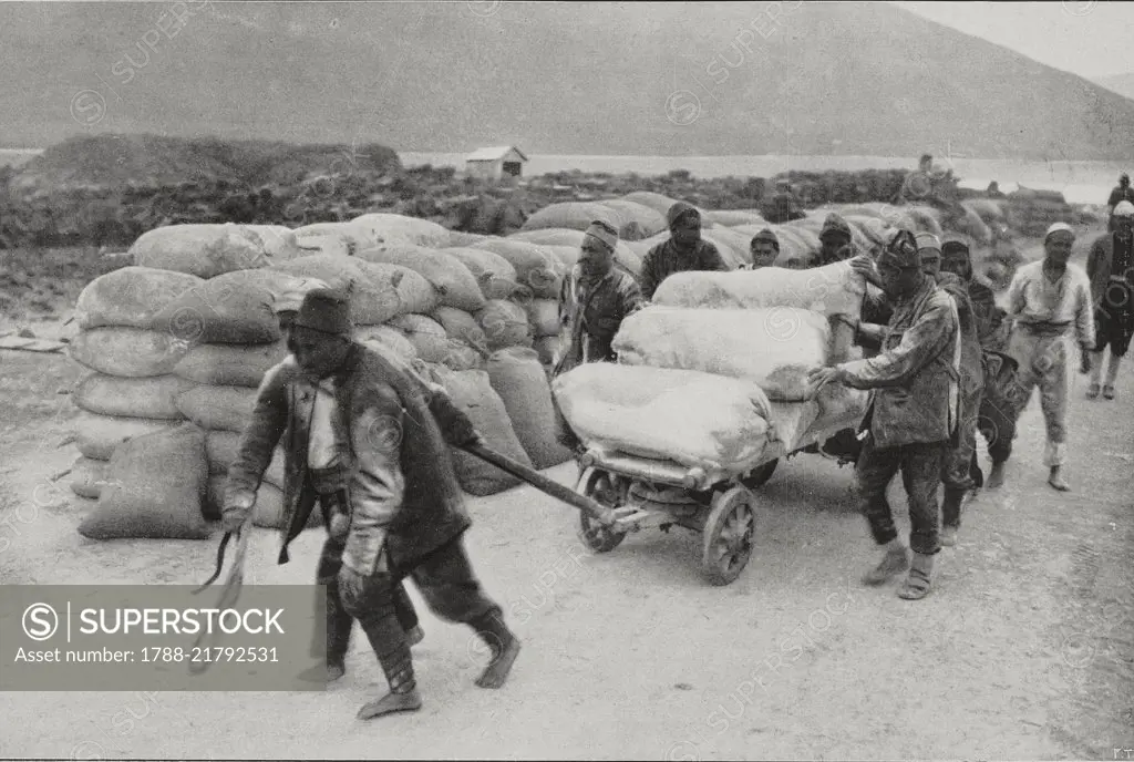 Unloading food in Valona for the hungry city, Albania, photograph by Aldo Molinari, from L'Illustrazione Italiana, Year XL, No 20, May 18, 1913.