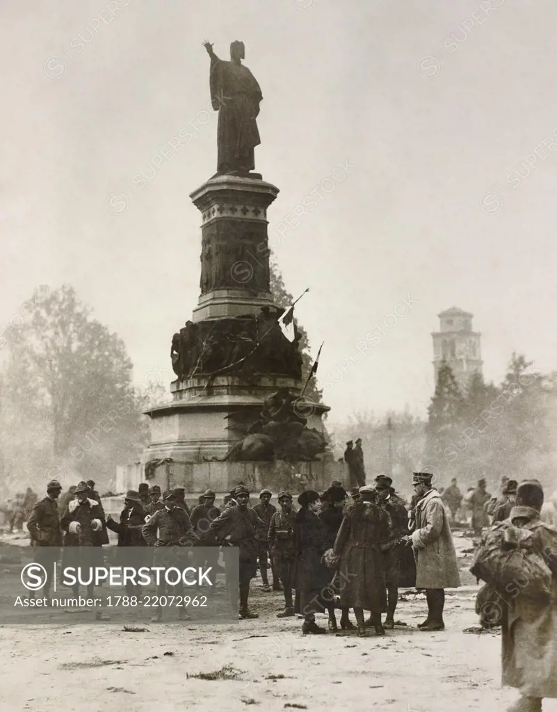 Italian troops in Trento, in front of the monument to Dante Alighieri, November 1918, World War I, Italy, 20th century.