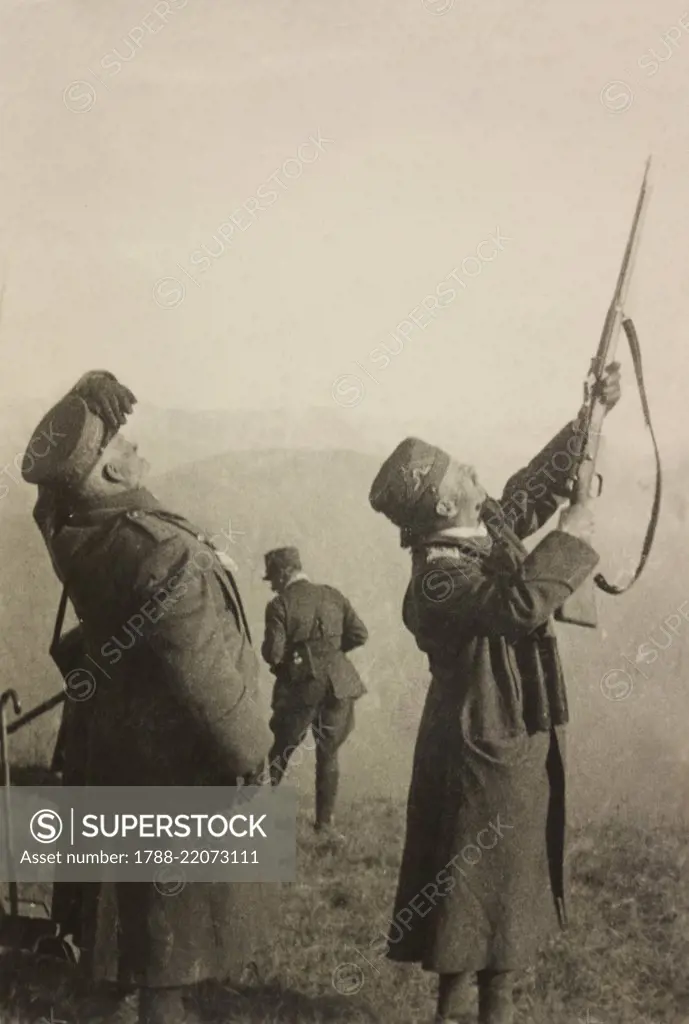 Vittorio Emanuele III shooting with a rifle at an Austrian plane, World War I, Italy, 20th century.