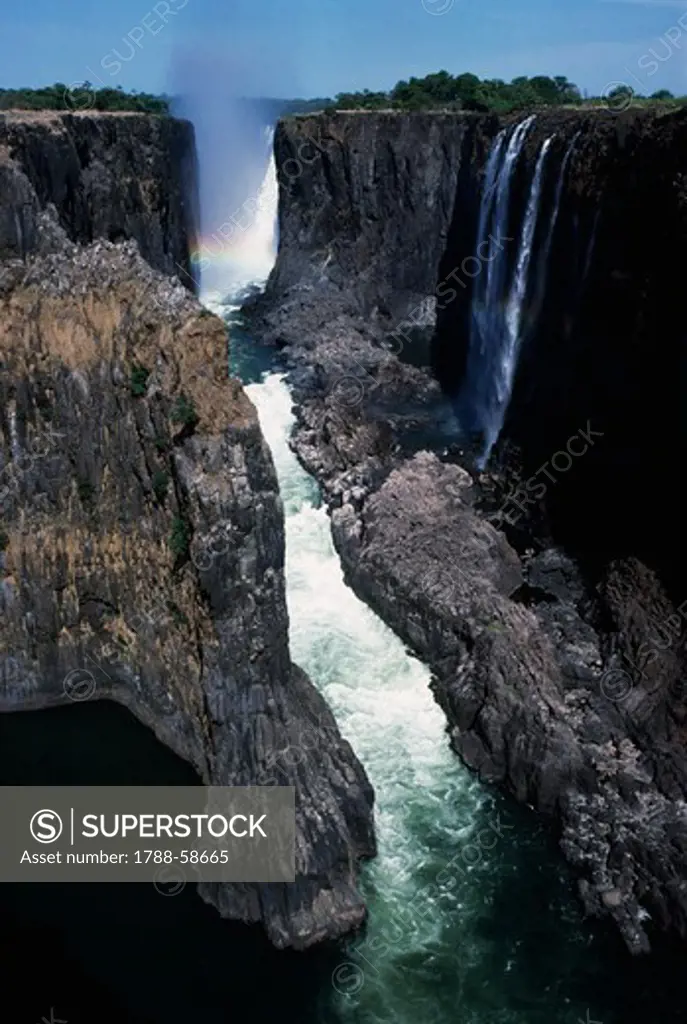 Victoria Falls (UNESCO World Heritage List, 1989), on the Zambezi River as it flows through a deep ravine on the border between Zambia and Zimbabwe.