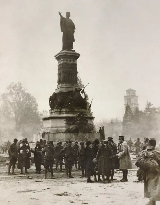 Italian troops in Trento, in front of the monument to Dante Alighieri, November 1918, World War I, Italy, 20th century.