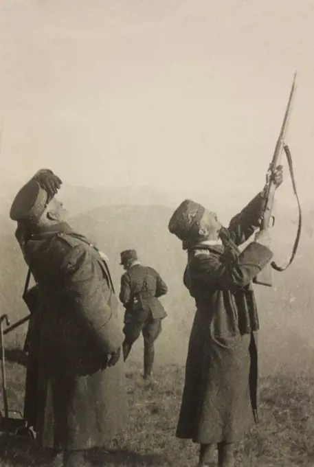 Vittorio Emanuele III shooting with a rifle at an Austrian plane, World War I, Italy, 20th century.