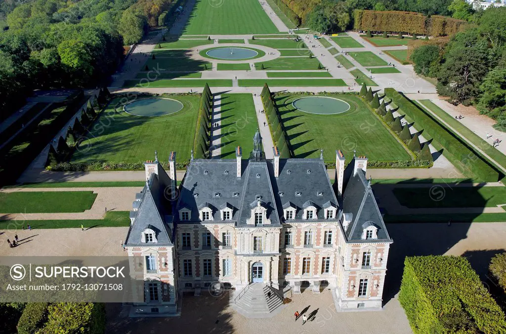 France, Hauts de Seine, Sceaux, the park designed by Andre Le Notre and the castle housing the Ile de France Museum (aerial view)