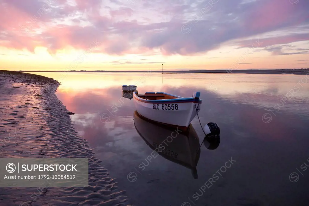 France, Somme, Baie de Somme, Saint Valery sur Somme, boat at low tide