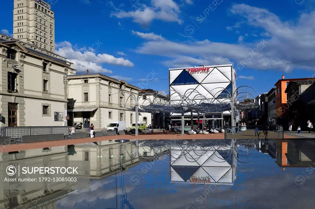 Switzerland, Canton of Vaud, Lausanne, Flon modern district of downtown, the famous pedestrian street Chariot Way