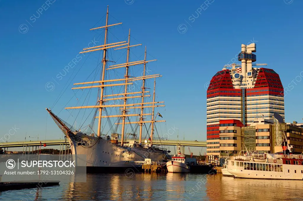 Sweden, Vastra Gotaland, Goteborg (Gothenburg), the skyscraper Gotheborgs-Utkiken and the sailing boat Viking on the Lilla bommens hamm docks