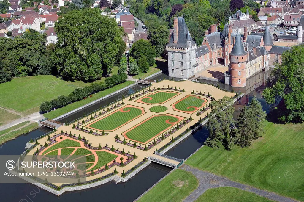 France, Eure-et-Loir, Mantenon, the castle of Maintenon and its french style gardens designed by Patrick Pottier according to the plans of Le Nôtre (a...