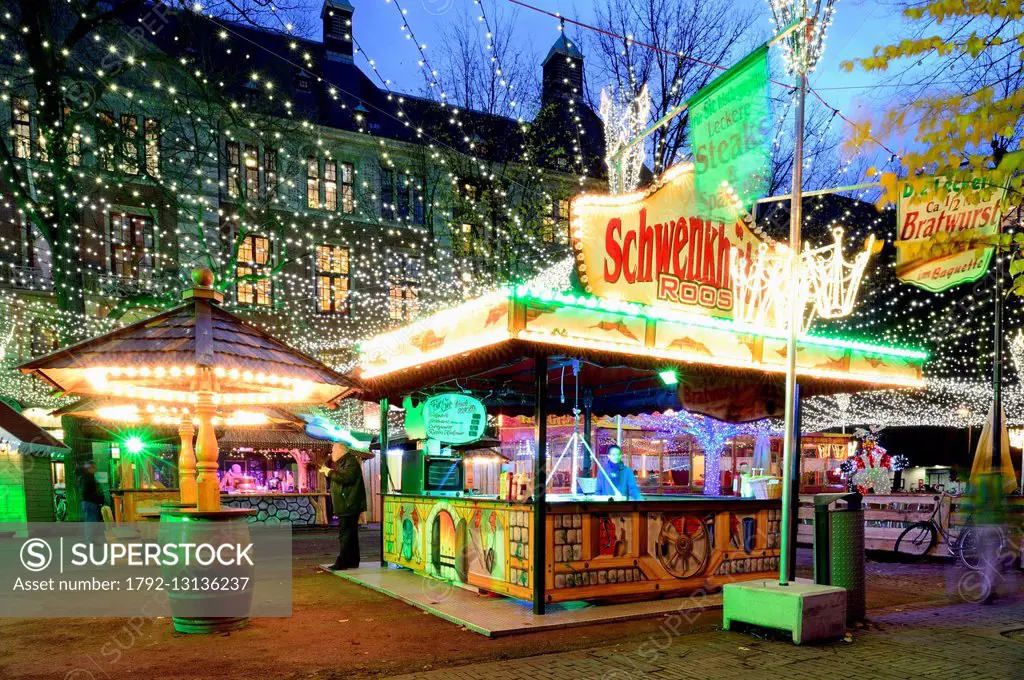 Netherlands, Amsterdam, Damrak avenue, Christmas markets and Bijenkorf