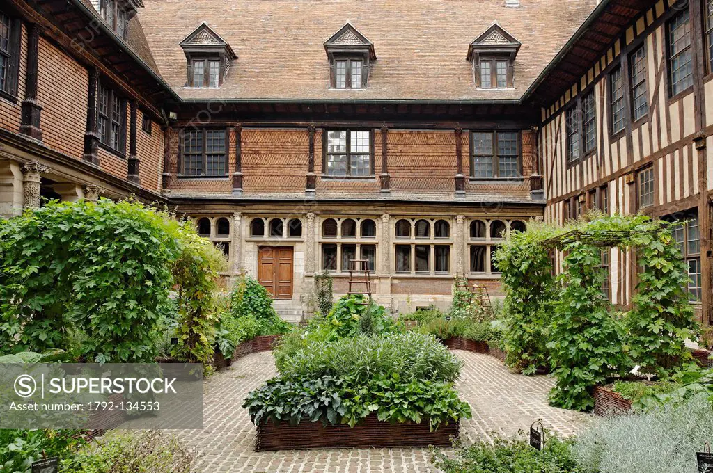 France, Aube, Troyes, Hotel de Mauroy Mansion, Musee de l´Outil et de la Pensee Ouvriere Tool Museum, medieval garden in the courtyard