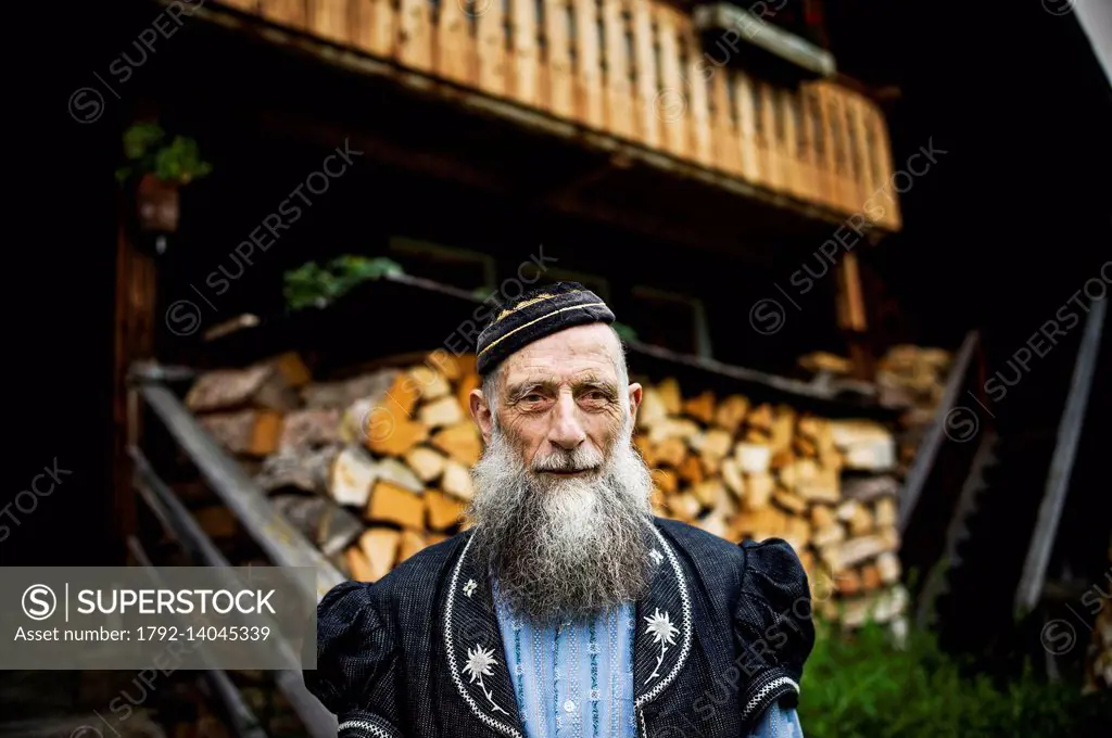 Switzerland, Canton of Fribourg, Javroz valley, Cerniat, hamlet of La Cierne, Fernand Ruffieux, friendly club of bearded of Gruyeres, in traditionnal ...