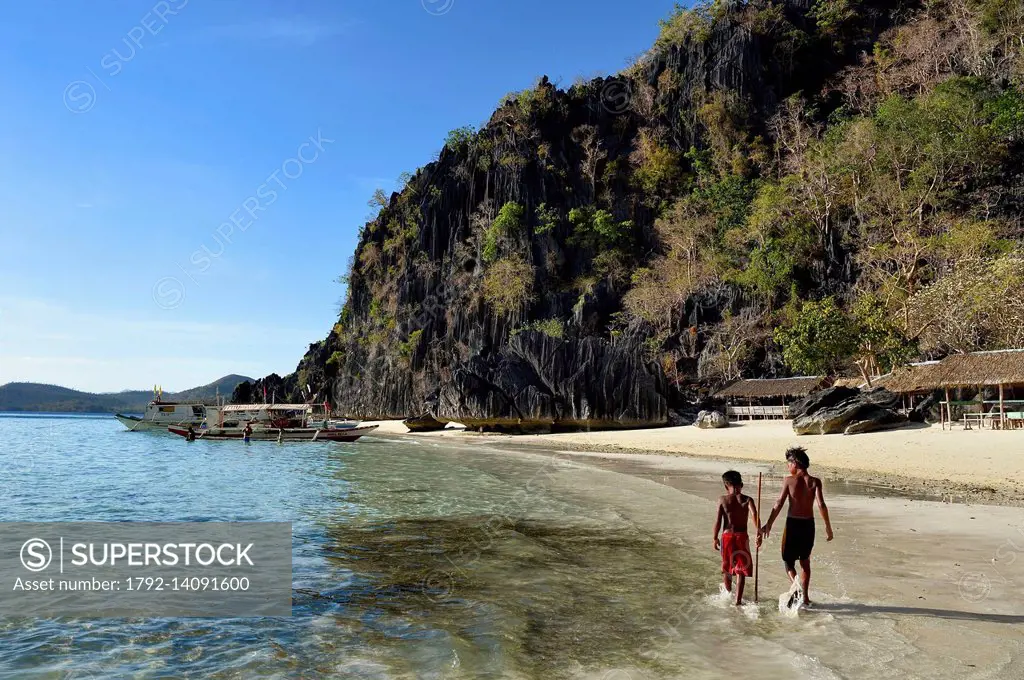 Philippines, Calamian Islands in northern Palawan, Coron Island Natural Biotic Area, kids on Banul Beach