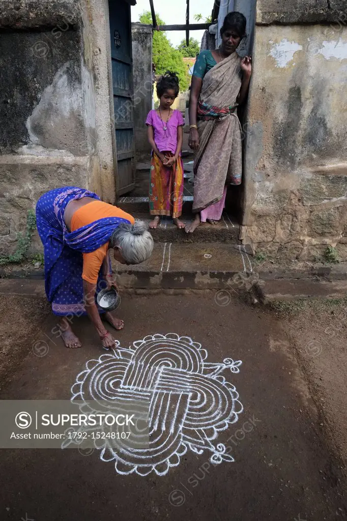 India, Tamil Nadu State, Chettinad region, Kadiapatti, a woman drawing a kolam in the Chettinad region of Tamil Nadu in south India where the Chettiar...