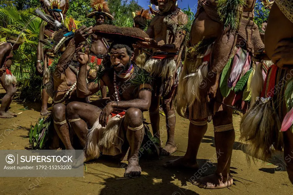 Papua New Guinea, Hela province, Huli tribe, Tari area, Kobe Tumbiali village, Manda Korara ritual (wigmen cutting)