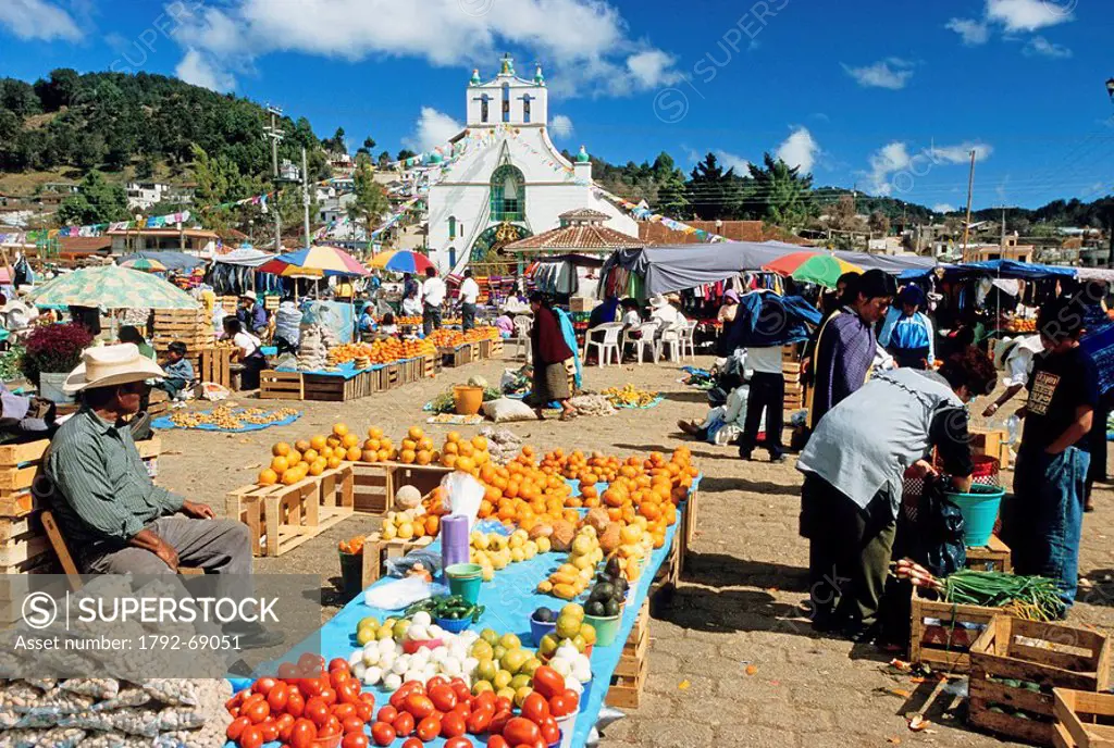 Mexico, Chiapas State, market day in the indian village of San Juan de Chamula