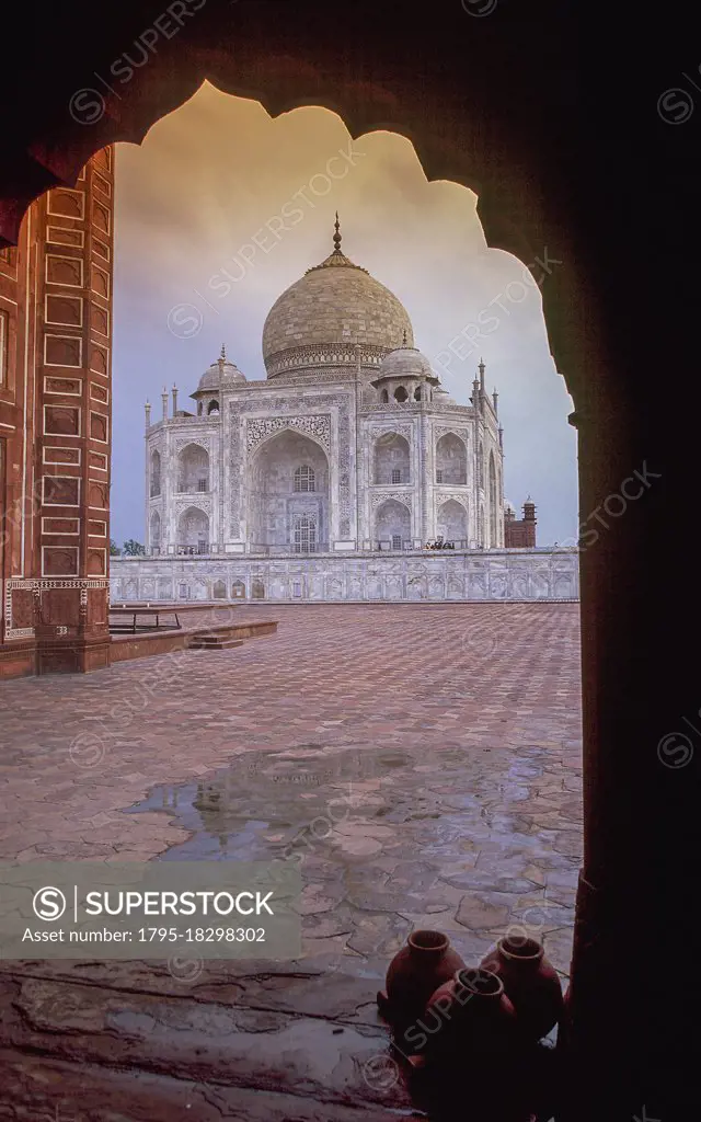 India, Uttar Pradesh, Agra, Taj Mahal at sunset