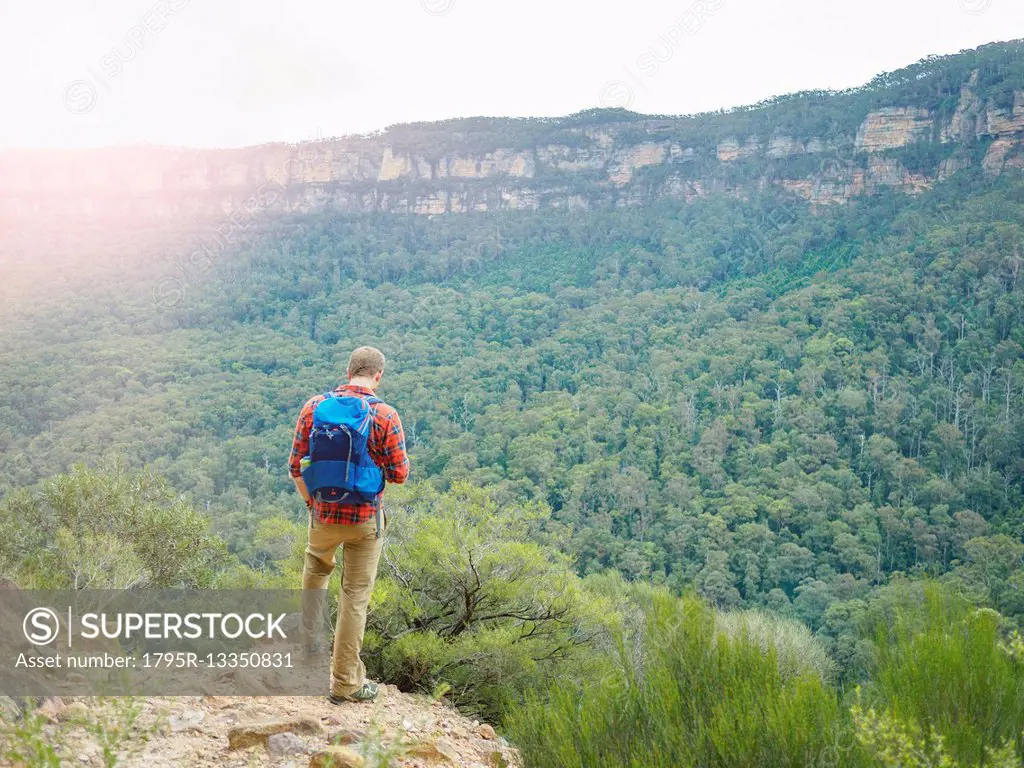 Australia, New South Wales, Katoomba, Rear view of mid adult man looking at Blue Mountains