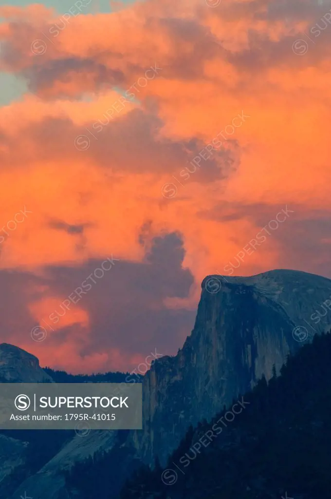 USA, California, Mariposa County, Half dome in Yosemite Valley