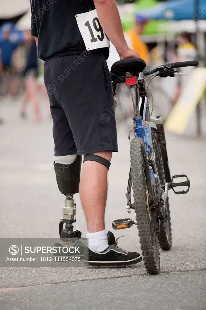 Man with prosthetic leg for a bike race