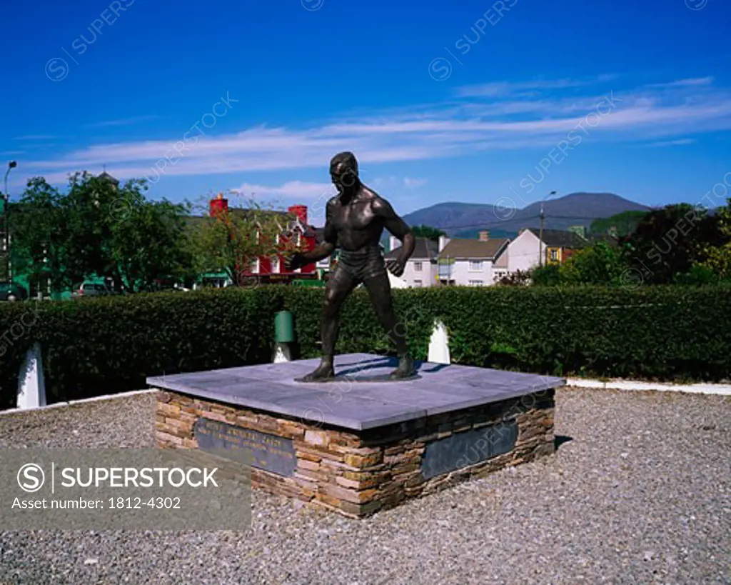 Co Kerry, Sneem, Sculpture of Wrestler